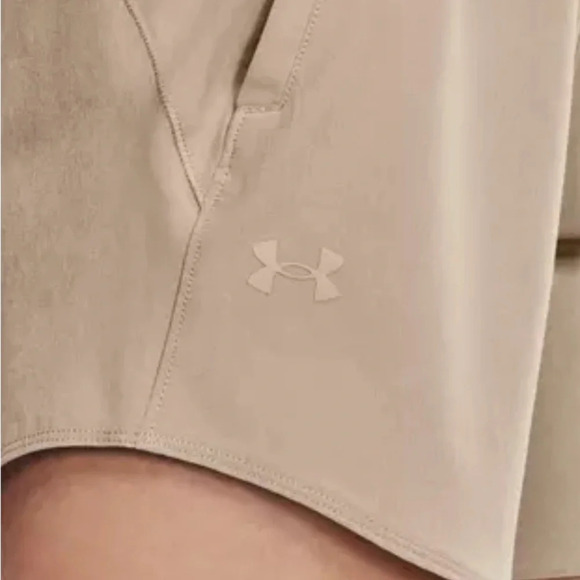 Under Armour Women's Flex Woven 5" Shorts - Picture 3 of 8